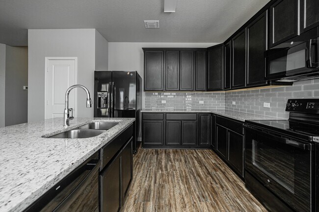 Building Photo - 536 Fallbrook Dr