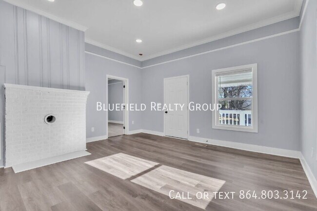 Building Photo - 307 B St