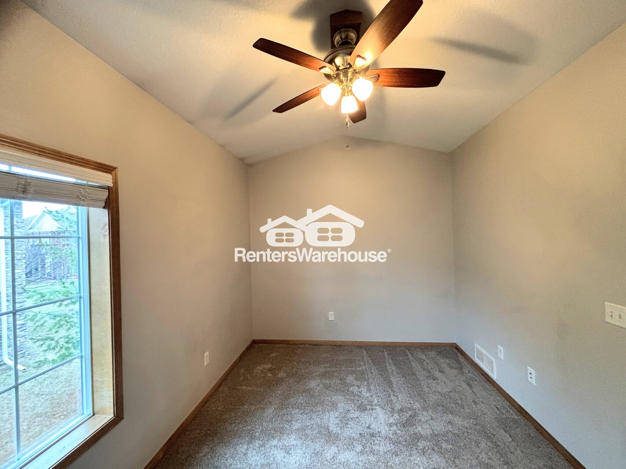 Building Photo - 2000 Meadow Ct