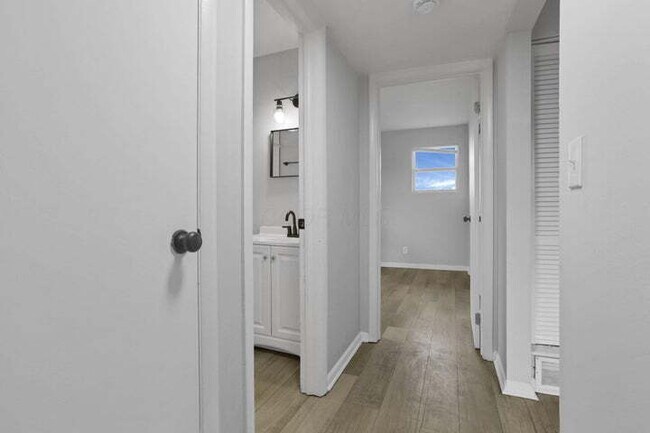 Building Photo - Charming 1BD/1BA