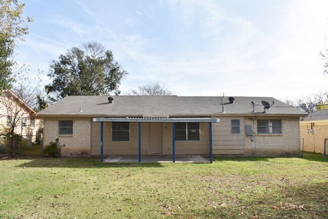 Building Photo - Newly updated 3-2-2 in Fort Worth!