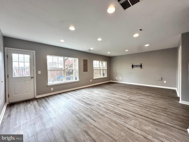 Building Photo - 106 Notions Ct