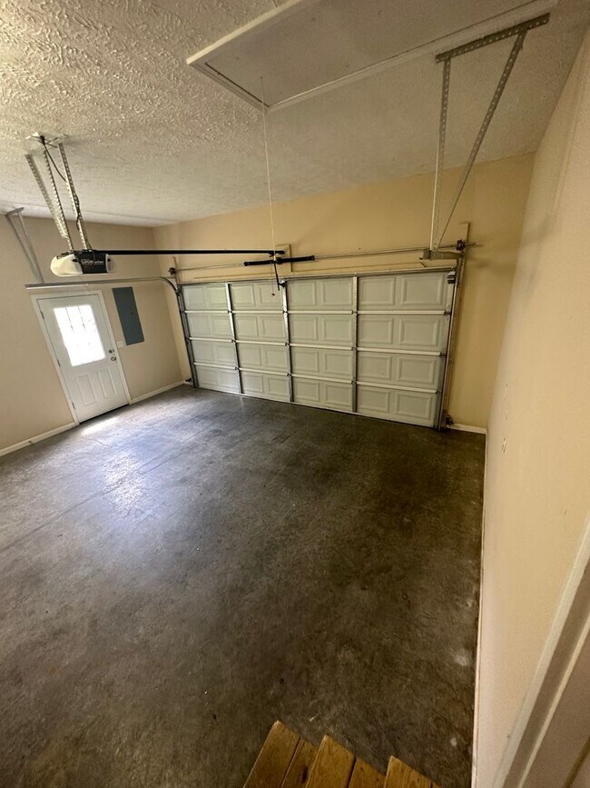 Building Photo - 3 Bedroom, 2 Bath Home Located in Manchester