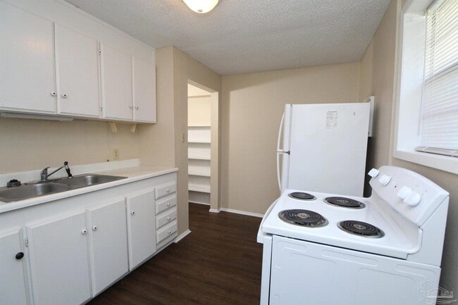 Building Photo - 5 Edgewood Cir