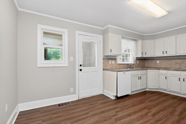 Building Photo - 3BD/2BA Single Family Home on Large Lot!