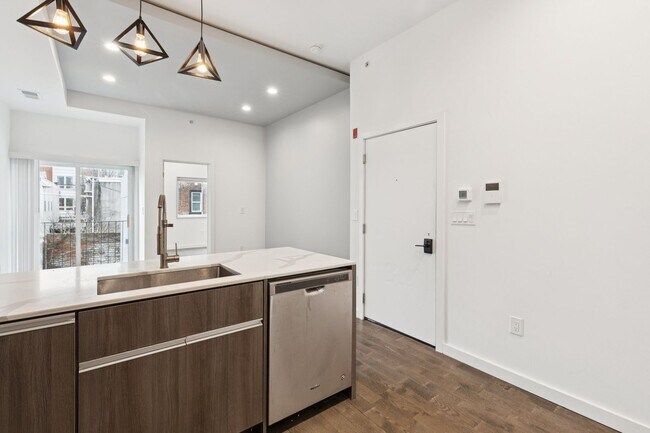 Building Photo - 2028 E Fletcher St