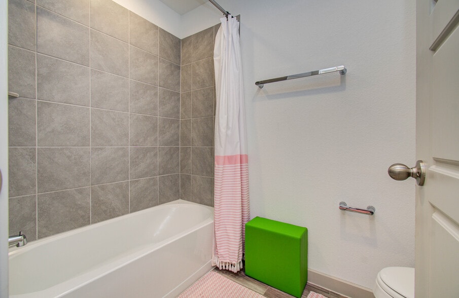 Guest Bathroom - 12806 Rainham Ln