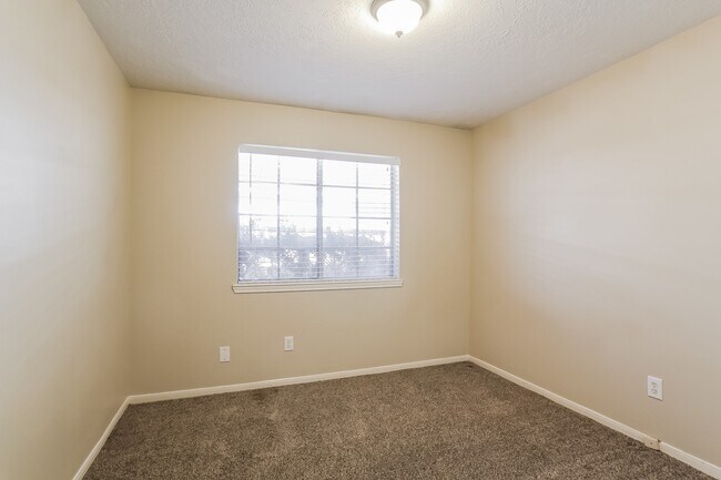 Building Photo - 18703 Singing Woods Dr