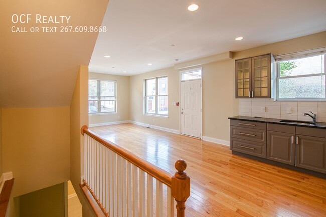 Building Photo - Bi-level Corner Apartment in Point Breeze