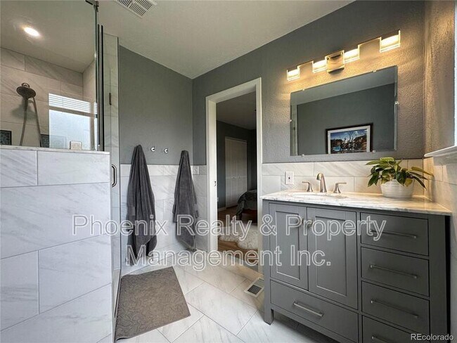 Building Photo - 4000 Darley Ave