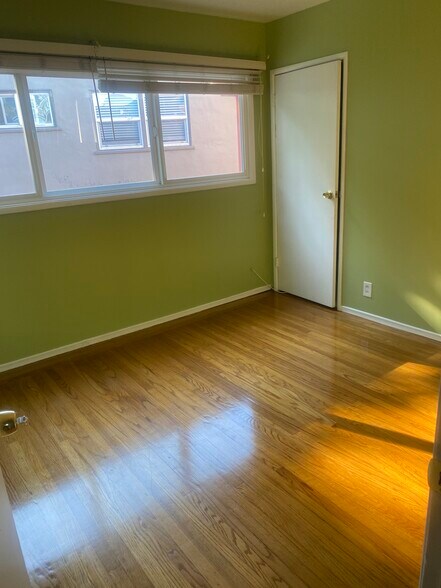 Building Photo - 204 Palisades Dr