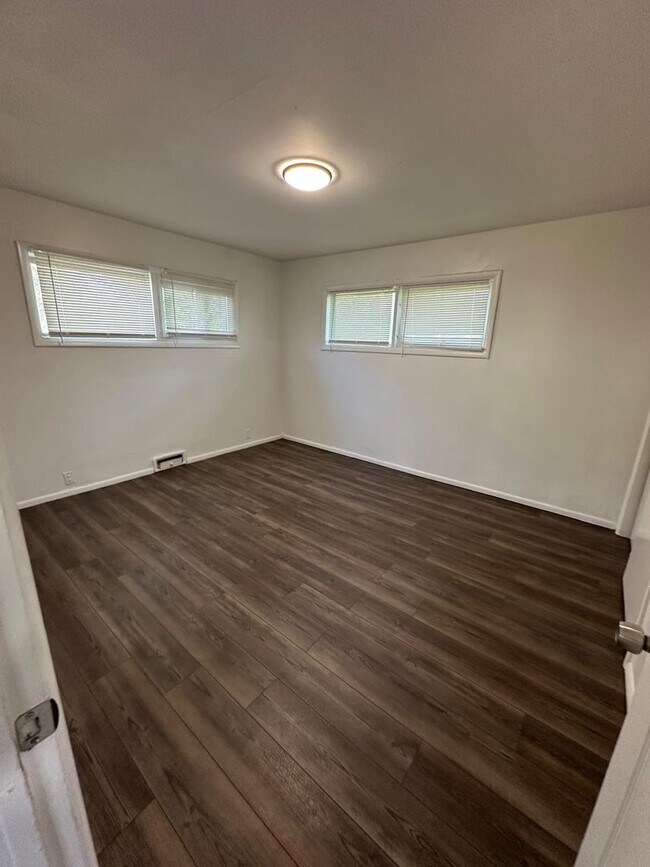 Building Photo - 4 bed 1 bath
