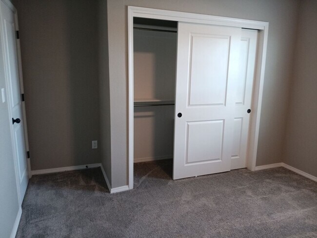 Building Photo - 3 Bedroom, 2.5 Bathroom Home! Schedule a Showing Today!