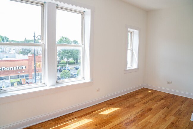 Building Photo - Albany Park - 2 Bed / 1 Bath - Central Heat - Dog Friendly