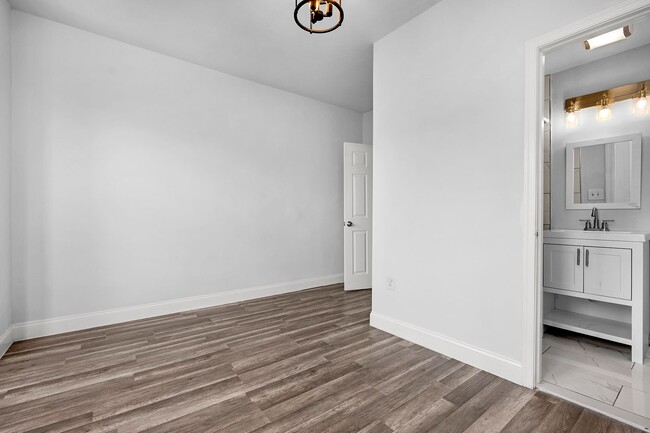 Building Photo - Beautifully Renovated 4 Bedroom 2.5 Bathroom Rental in McElderry Park VOUCHER Holders Wanted