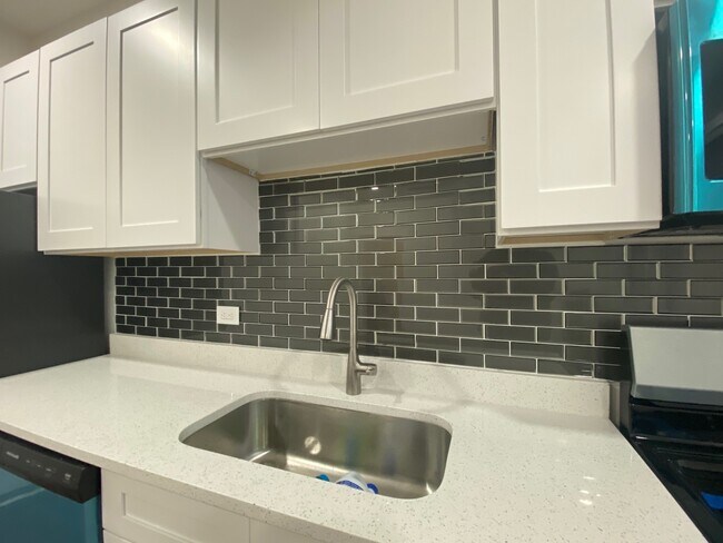 Building Photo - 1425 W Albion Ave