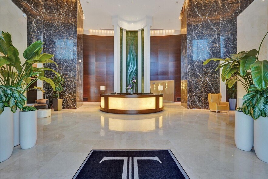 Building Photo - 16001 Collins Ave
