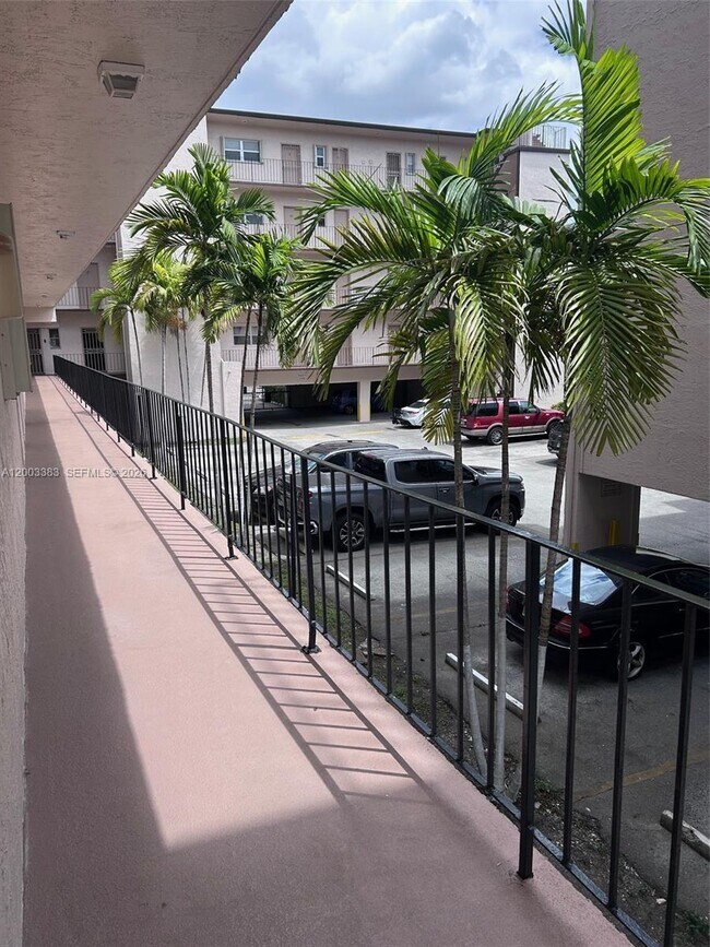 Building Photo - 1950 W 54th St