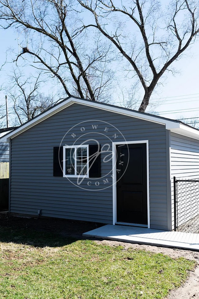 Building Photo - FULLY RENOVATED HOME NEAR DOWNTOWN PERRYSBURG | 3 BED | 2.5 CAR GARAGE | FENCED YARD