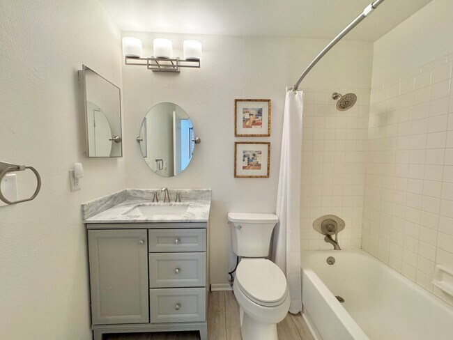 Building Photo - Winterset Condo with Gorgeous Sunset Views!