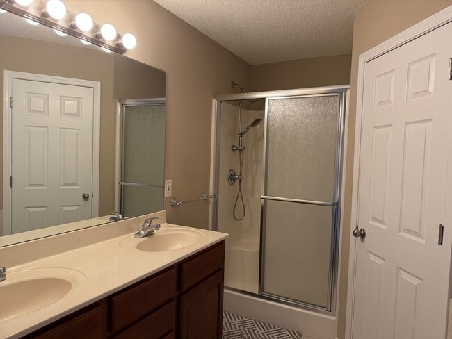 Building Photo - Lenoir City 37771 - 4 bedroom 2.5 bath - call Sharon Arnwine 865-313-7215