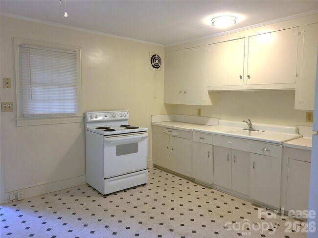 Building Photo - 2245 Crescent Ave