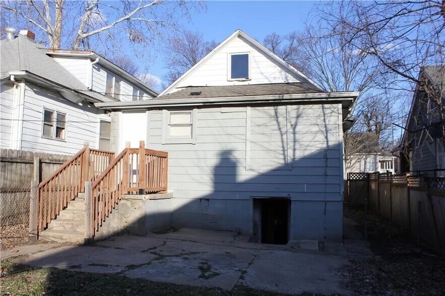 Building Photo - 302 N Oakley Ave