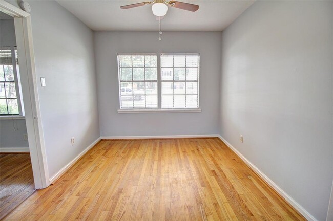 Building Photo - 950 Lamonte Ln