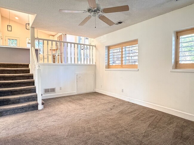 Building Photo - Updated Single-Family Home in Centennial!