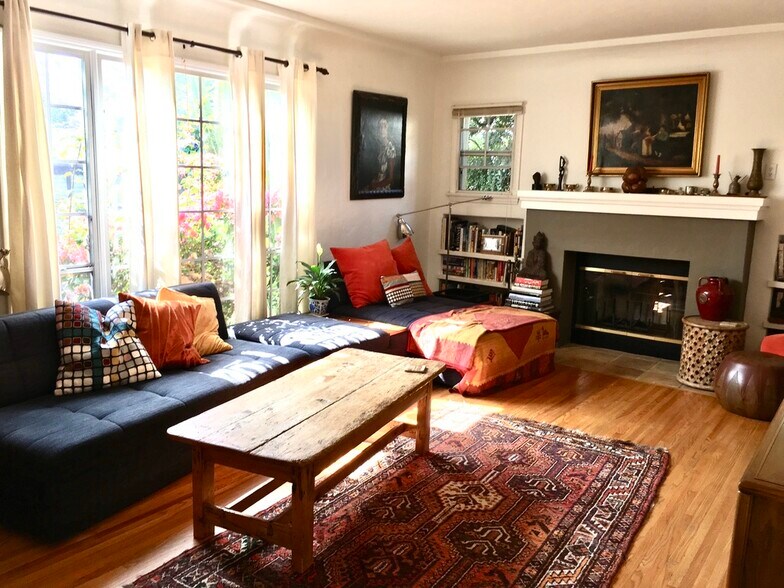 Primary Photo - 8263 Willoughby Ave