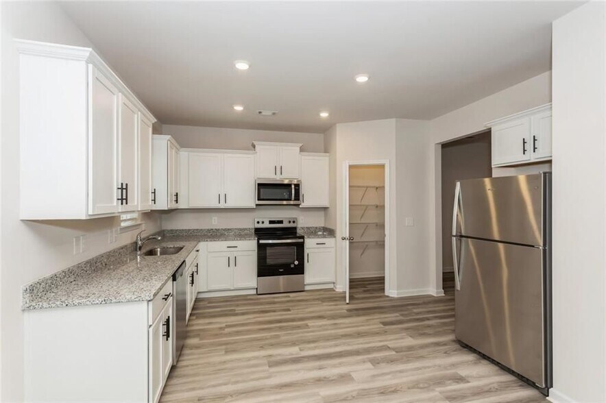 Building Photo - 668 Mackenzie Cv