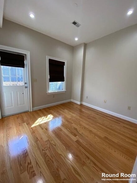 Building Photo - 261 W 2nd St