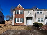 Building Photo - 3 bedroom 2 1/2 bath townhouse in the hear...