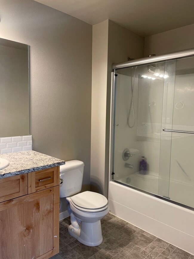 Building Photo - Goregous 3 Bedroom Home Ready for Hot Summ...