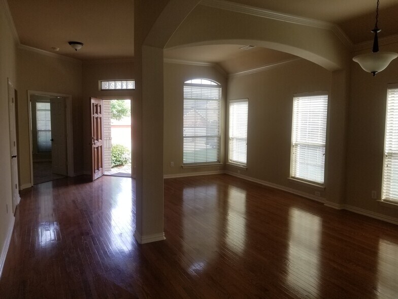 Building Photo - 552 Palomino Way