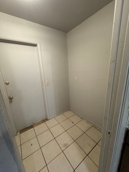 Building Photo - 9131 Port Hudson Dr