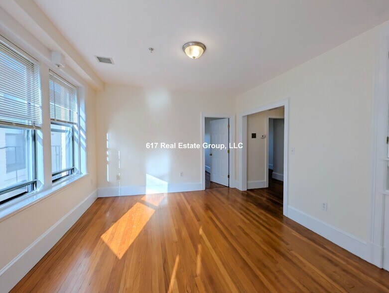 Building Photo - 881 Massachusetts Ave