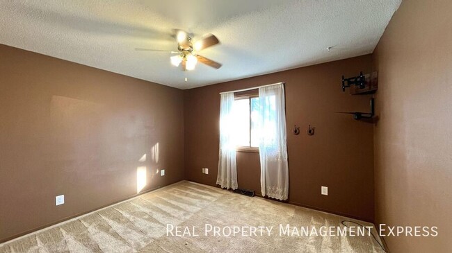 Building Photo - Spacious 4 Bed 2 Bath Single Family Home w...