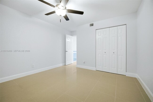 Building Photo - 10941 N Lakeview Dr