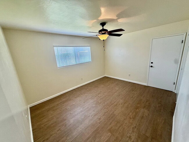 Building Photo - Move-in ready