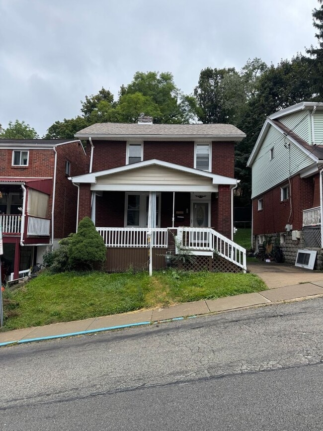 Building Photo - 3 Bedroom 1.5 Bath in Dormont!