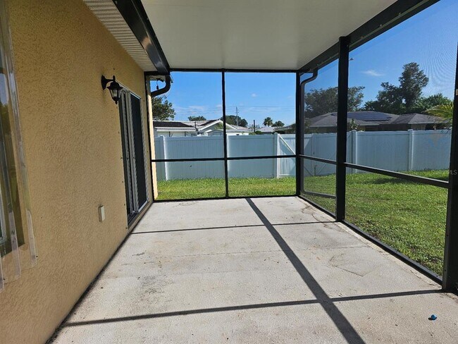 Building Photo - 3050 Beacon Dr