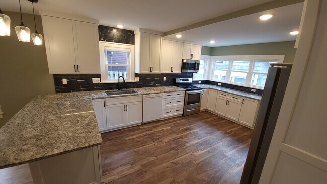 Building Photo - 424 11th St