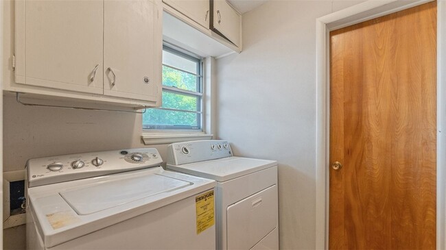 Building Photo - 476 N Oliver Ave