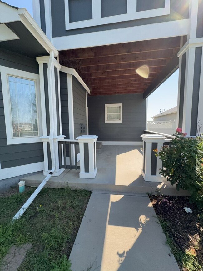 Building Photo - Spacious 3 Bed, 2.5 Bath Home with Oversiz...