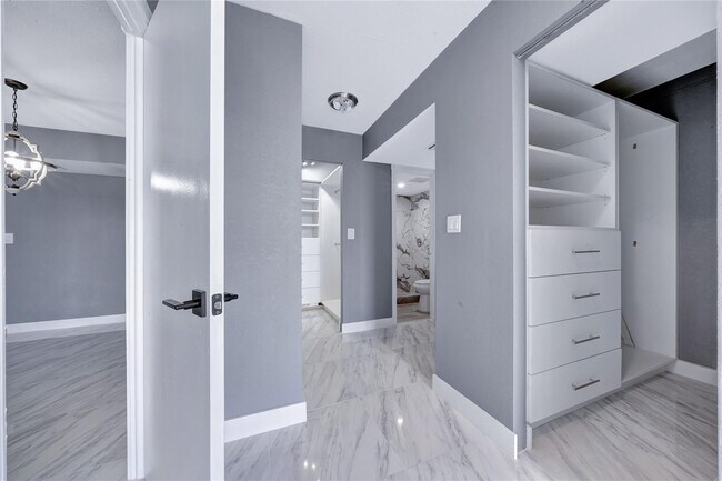 Building Photo - 1100 St Charles Pl