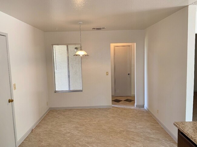 Building Photo - 805 Avon Ct