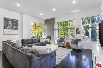 Building Photo - 900 N W Knoll Dr