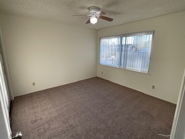 Building Photo - Moorpark 3 bed 2.5 bath Townhome close to Moorpark College