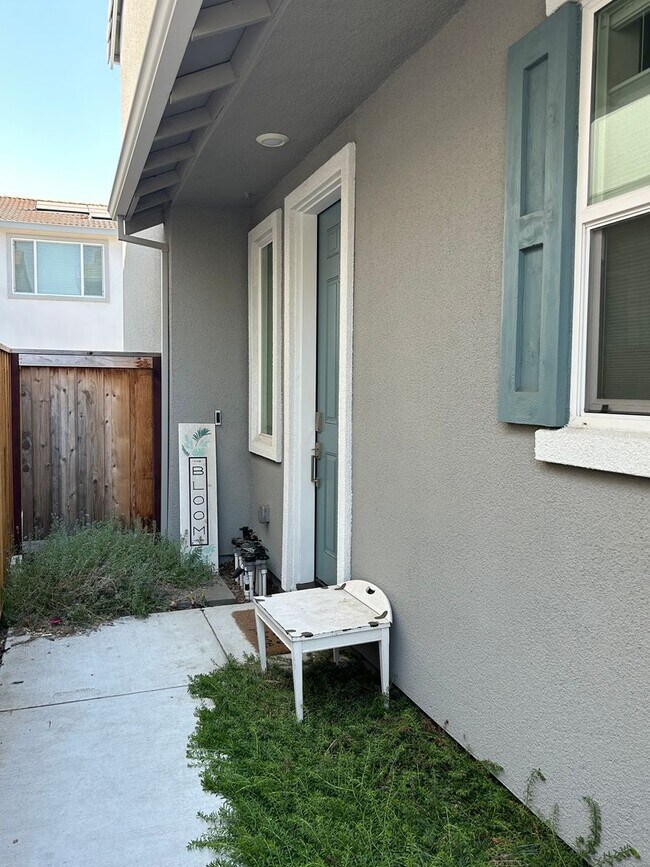 Building Photo - 1332 Renewal Ln